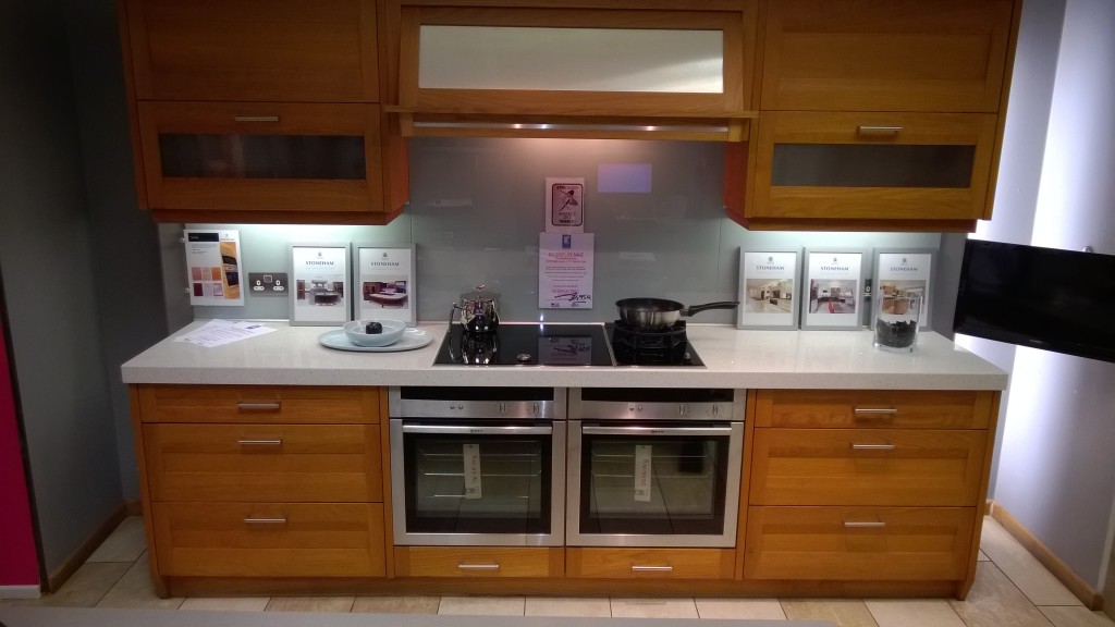 https://www.dewhirstkitchens.co.uk/wp-content/uploads/2015/02/Ex-display-Stoneham-Kitchen-%E2%80%93-Oiled-Oak-strata-with-quartz-tops.-1024x576.jpg